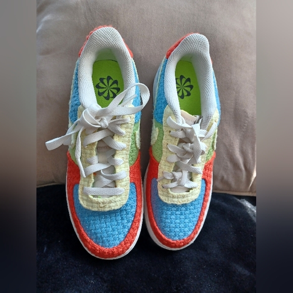 Nike Air Force 1 LV8 Kids size: 5Y multicolor. - Picture 4 of 10